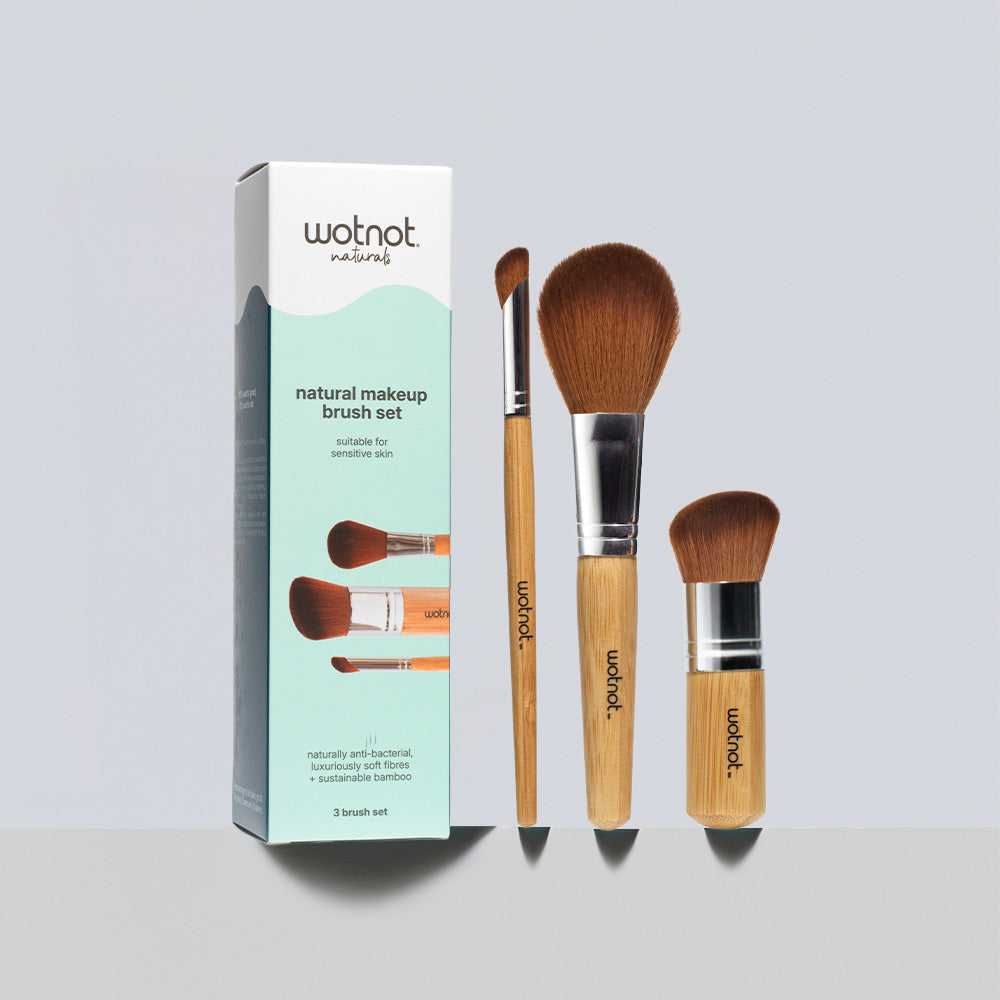 Professional natural makeup brush set in a packaging with three bamboo brushes for a sustainable makeup routine.